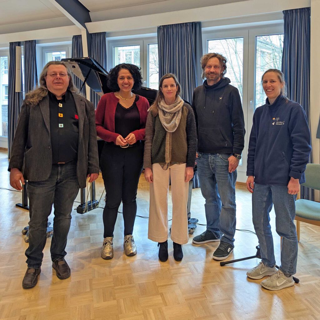 Menschen stehen als Gruppe zusammen.