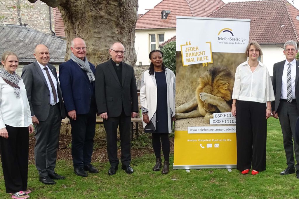 Gäste und Leiterinnen haben sich aufgestellt um ein Rollup der Telefonseelsorge.