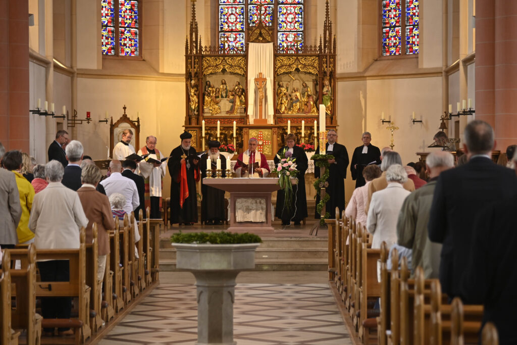 Menschen beim Gottesdienst in der Kirche.