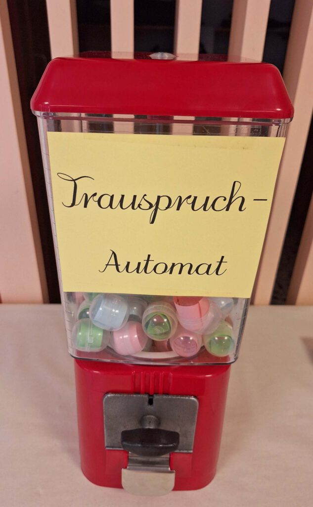 Ein Kaugummi-Automat gefüllt mit Kapseln mit Trausprüchen.
