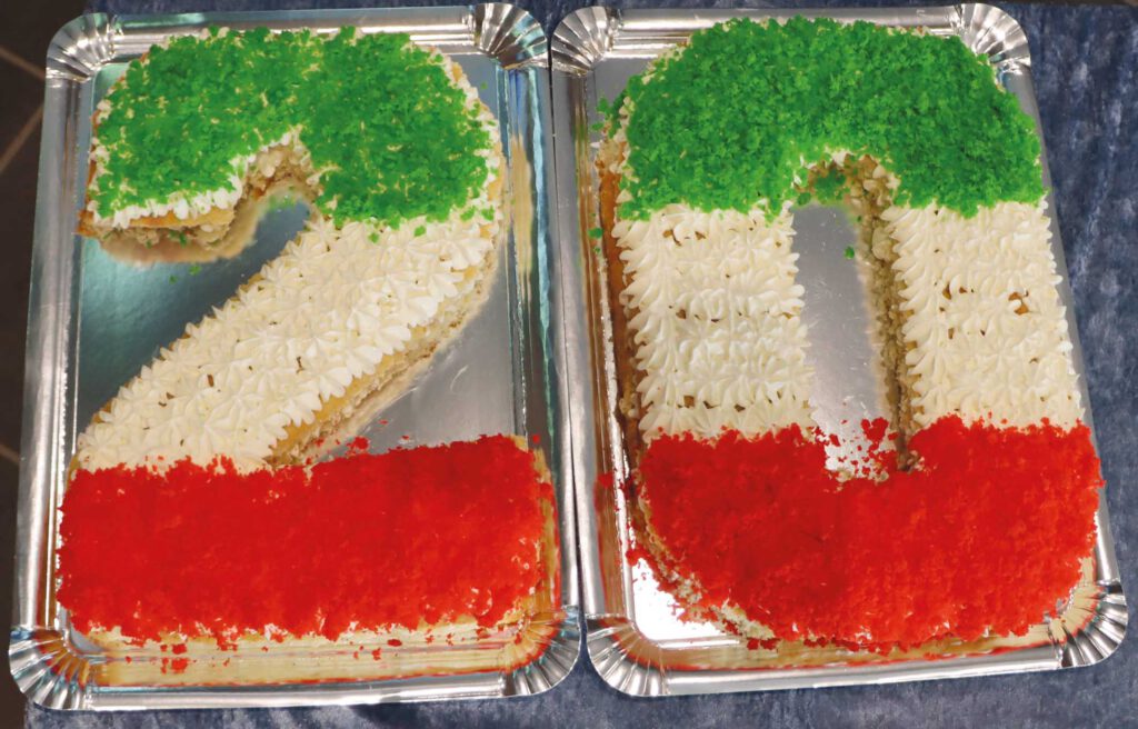 Ein Kuchen als Zahl 20 in den Farben grün, weiß und rot.