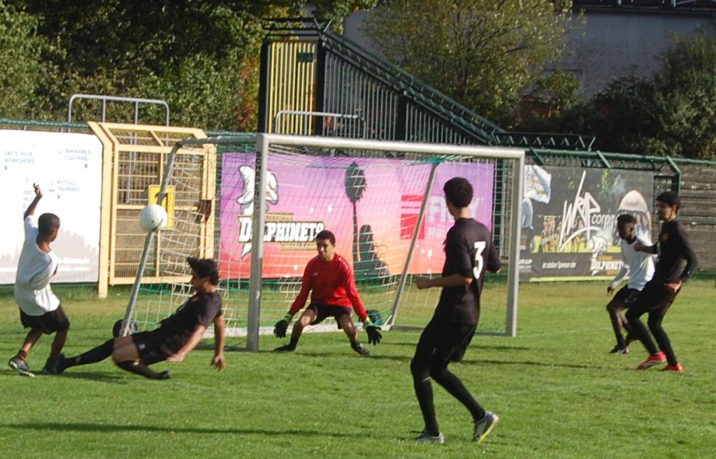 Menschen spielen Fußball.