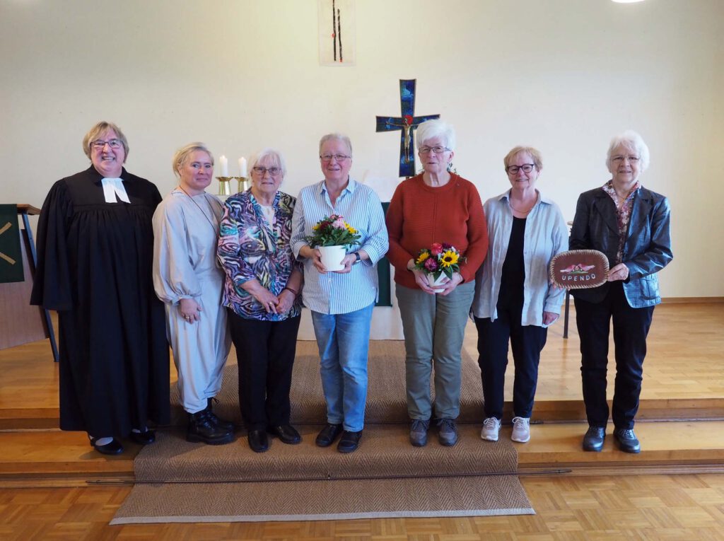 Eine Gruppe von Frauen hat sich in einer Kirche für das Foto aufgestellt.