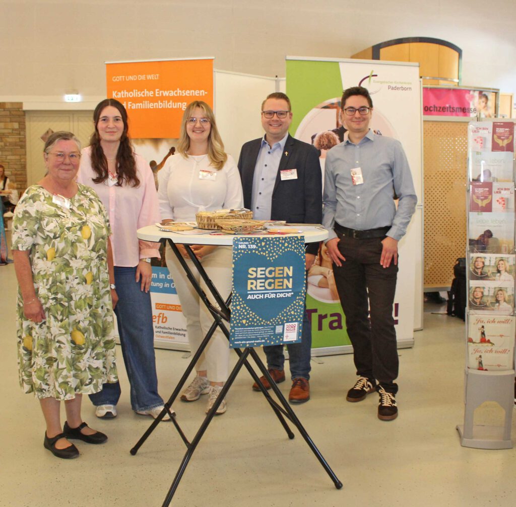 Eine Gruppe von Menschen an einem Messestand.