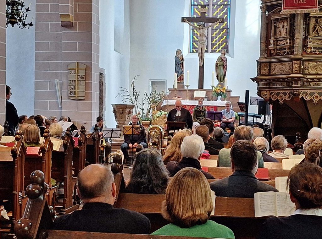 Menschen beim Gottesdienst in einer historischen Kirche.